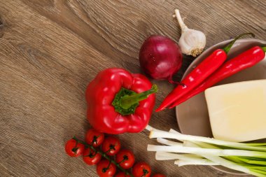 Dürümler, domatesler ve biberler için ahşap arka planda sebzeler. Üst Manzara. Kapat.