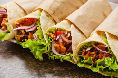 Meksika dürümü, tavuk, sebze, biber ve fasulye. Burrithos takos yemeği. Yakın çekim.