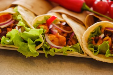 Meksika dürümü, tavuk, sebze, biber ve fasulye. Burrithos yemek yiyor.