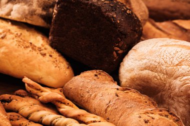 Masada taze kokulu ekmek. Gıda konsepti Buğday çöreği