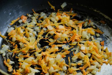 Tavada havuç, sebze, karides..