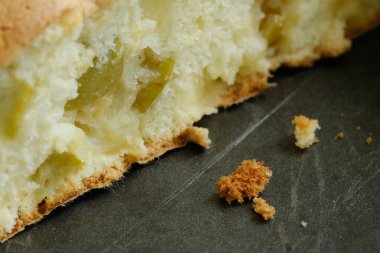 Dilimlenmiş lezzetli elmalı turta, üst manzara.