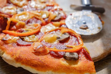 Özel bıçakla dilimlenmiş pepperonili pizza..