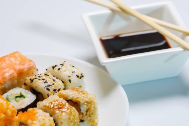 Suşi beyaz arka planda. Restoranda suşi Japon yemeği. balık ton balığı.