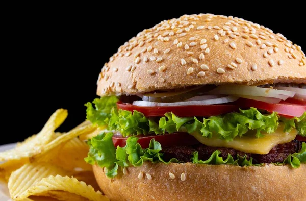 Hambúrguer Contra Fundo Preto Hambúrguer Sanduíche Com Queijo Carne Bovina — Fotografia de Stock