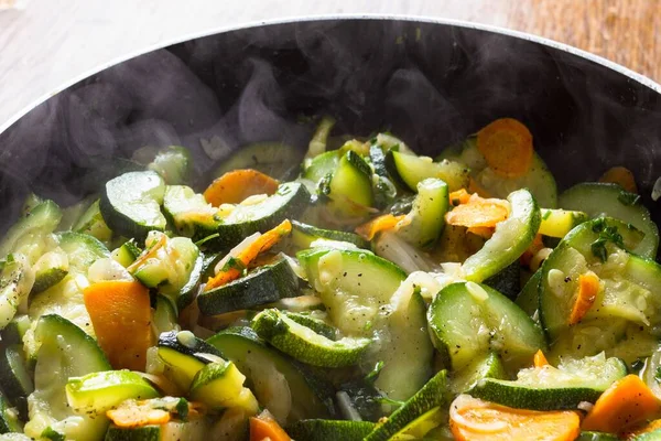 Korkak. Tavada havuç ve kabak. Yemek, sebze, mutfak diyeti..