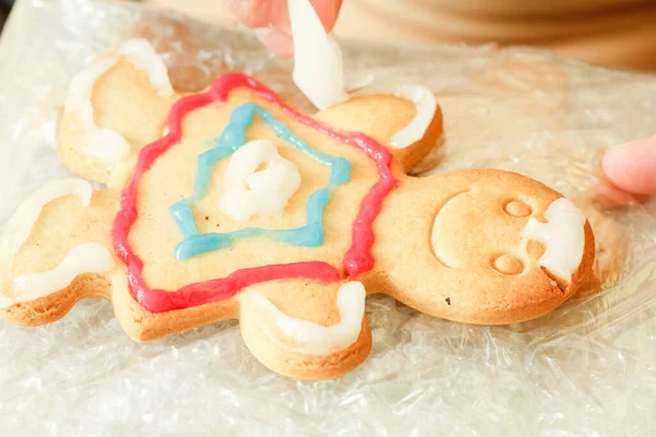 Confeiteiro Local Trabalho Cozinha Com Mãos Decorar Biscoitos Natal Padaria — Fotografia de Stock