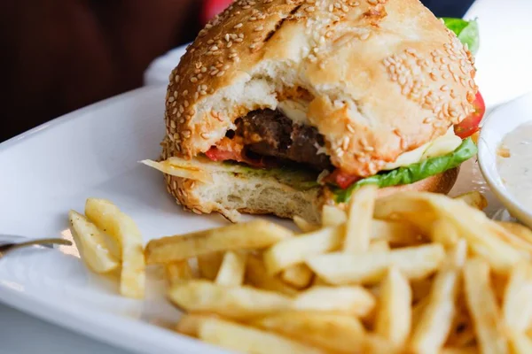 Hamburguesa Papas Fritas Plato Blanco Mesa Mordido —  Fotos de Stock