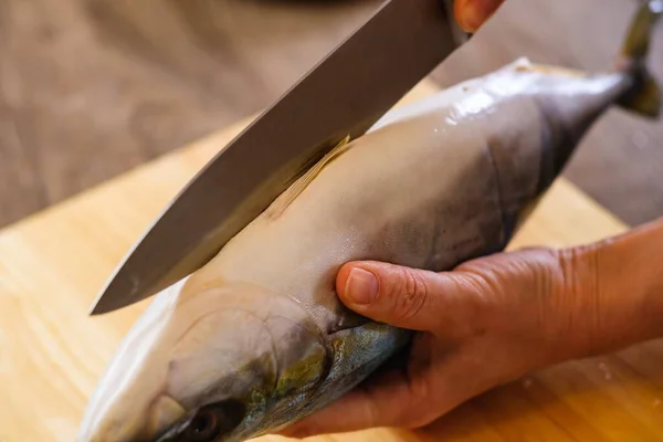 Řezání Syrové Ryby Tuňáka Jídlo Plátek Palubě Zázemí — Stock fotografie