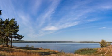 Doğa nehri açık hava, mavi sulu manzara, yeşil manzara.