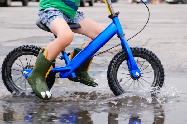 Παιδί Ποδήλατο Ισορροπίας Ασφαλτοστρωμένο Δρόμο Καλοκαίρι Ποδήλατο Στο Πάρκο Κινείται — Φωτογραφία Αρχείου