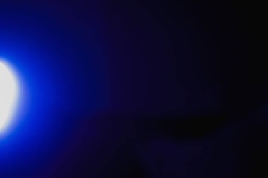 Siyah arkaplan üzerinde lamba spot ışığı, kare sahne aydınlatma soyut