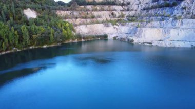 Göl, ağaçlar ve FHD kayalarıyla güzel doğal manzara. Yüksek kaliteli FullHD görüntüler