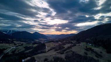 Bulutlu gökyüzü ve kırsal arazide kırsal yol ile alacakaranlık hipervansiyonu. Yüksek kalite 4k görüntü