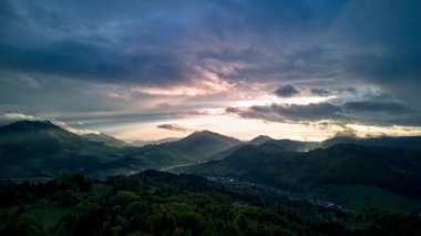 Dağlık orman arazisi üzerindeki hava hızı, alacakaranlıktaki dramatik bulutlar, Karpatya kırsal dağları. Yüksek kalite 4k görüntü