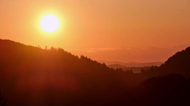 Günbatımı Hızlandırılmış Dağlar Güneş Işıkları Bulutları Dramatik Günbatımı Üst Manzarası Görünümü. Yüksek kalite 4k görüntü