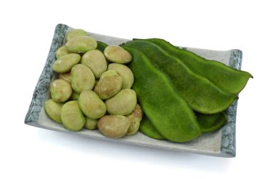 Beyaz arka planda izole edilmiş taze lima fasulyesi.