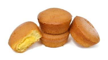 Beyaz arkaplanda süslü fincan kekler