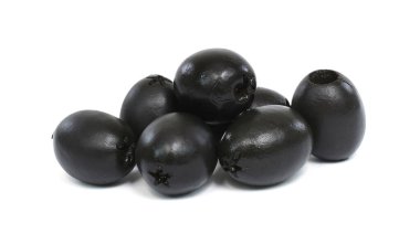 Turşulu zeytinler beyaz arkaplanda izole edilmiş