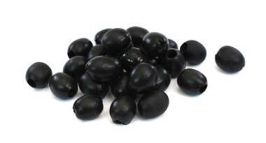 Turşulu zeytinler beyaz arkaplanda izole edilmiş