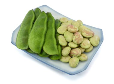 Beyaz arka planda izole edilmiş taze lima fasulyesi.