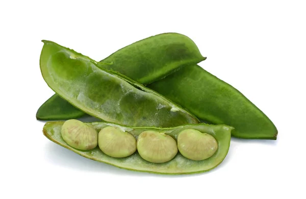Beyaz arka planda izole edilmiş taze lima fasulyesi.
