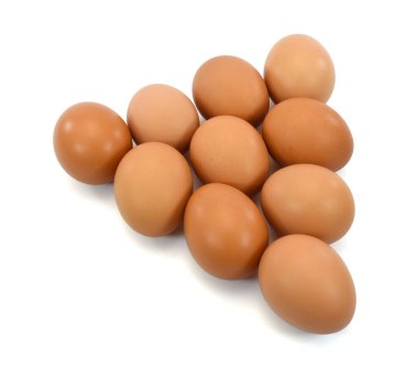 Beyaz arka planda izole edilmiş tavuk yumurtaları