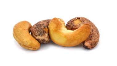 beyaz arka planda izole edilmiş kaju fıstığı