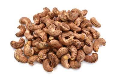 beyaz arka planda izole edilmiş kaju fıstığı