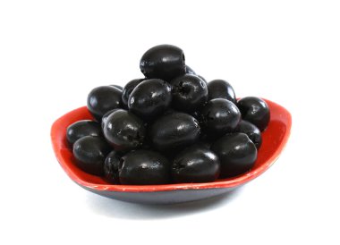 Turşulu zeytinler beyaz arkaplanda izole edilmiş