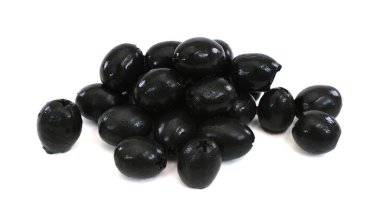 Turşulu zeytinler beyaz arkaplanda izole edilmiş