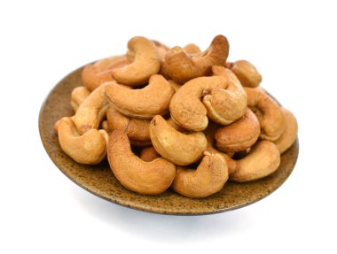 beyaz arka planda izole edilmiş kaju fıstığı