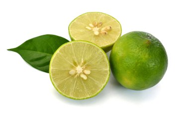 Beyaz arka planda izole edilmiş taze kireç meyvesi