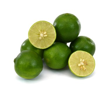 Beyaz arka planda izole edilmiş taze kireç meyvesi