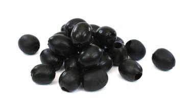 Turşulu zeytinler beyaz arkaplanda izole edilmiş