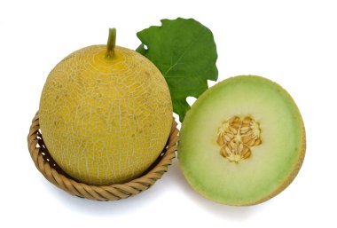Beyaz arkaplanda taze Muskmelon meyvesi (Kavun) izole edilmiş