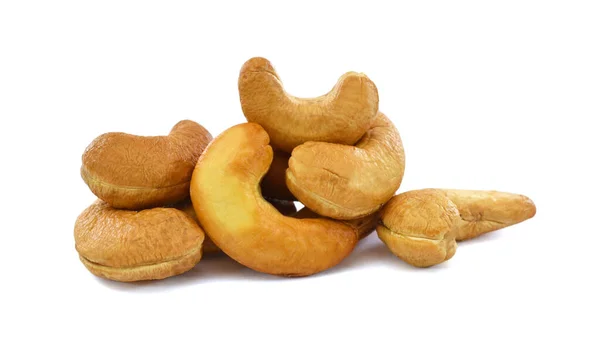 Beyaz arka planda izole edilmiş kavrulmuş fındık yığınını kapat.