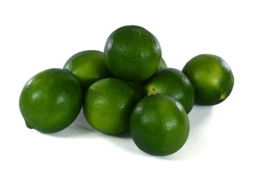 Beyaz arka planda izole edilmiş taze kireç meyvesi