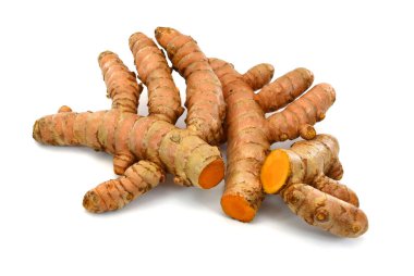 beyaz arkaplanda zerdeçal izole edildi