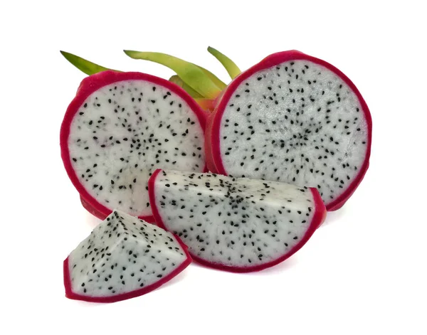 Dragon Fruit Plakjes Geïsoleerd Witte Achtergrond — Stockfoto