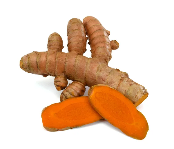 Dilimlenmiş zerdeçal beyaz arkaplanda izole edilmiş