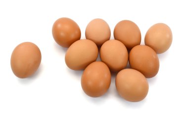 Beyaz arka planda izole edilmiş tavuk yumurtaları