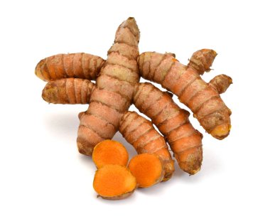 Beyaz arkaplanda izole edilmiş taze zerdeçal dilimleri