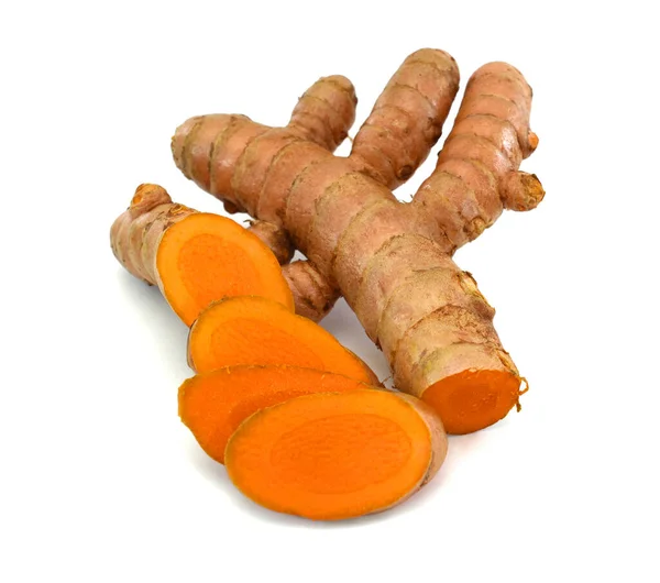 Beyaz arkaplanda izole edilmiş taze zerdeçal dilimleri