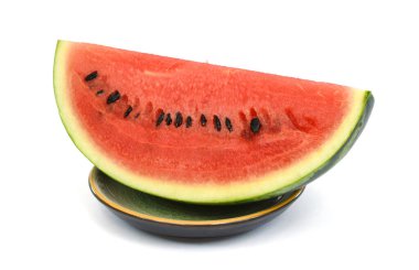 Dilimlenmiş karpuz beyaz arkaplanda izole edilmiş.