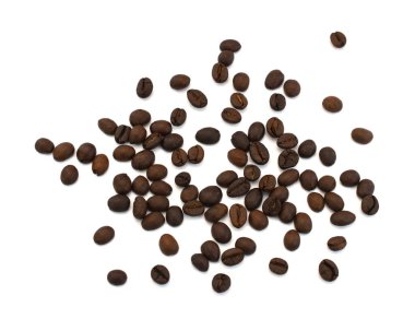 Beyaz arka planda izole kahve çekirdekleri