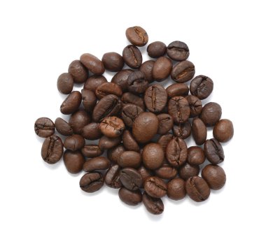 Beyaz arka planda izole kahve çekirdekleri