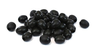 Turşulu zeytinler beyaz arkaplanda izole edilmiş