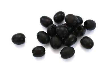 Turşulu zeytinler beyaz arkaplanda izole edilmiş