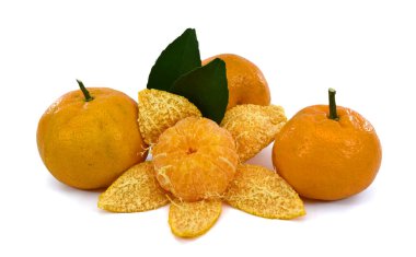 Beyaz arkaplanda izole edilmiş mandalina meyvelerini yırt